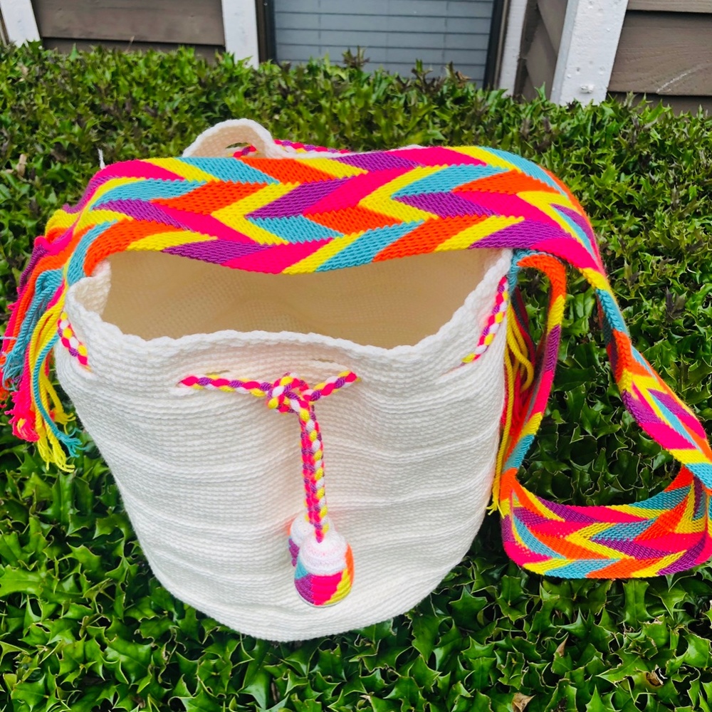 Authentic Wayuu bag/ Mochila Wayuu/ cream color/ neon strap/ Size M - Picture 7 of 9